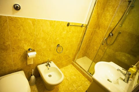 Quadruple Room | Bathroom | Shower, free toiletries, hair dryer, towels