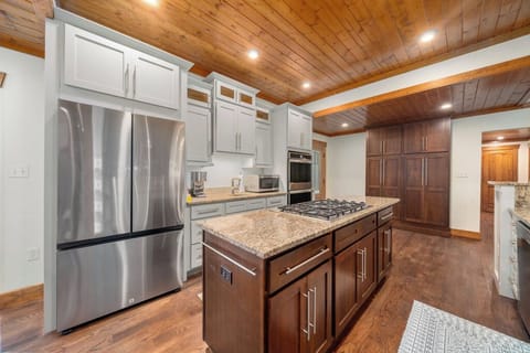 Kitchen is outfitted with a Gas Cooktop and Double Ovens