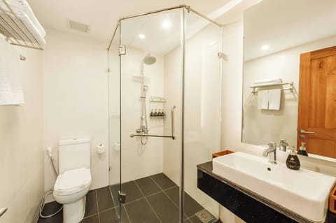 Junior Apartment | Bathroom | Shower, rainfall showerhead, designer toiletries, hair dryer