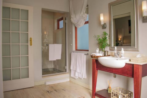 Honeymoon Room, 1 King Bed | Bathroom | Free toiletries, hair dryer, towels, soap