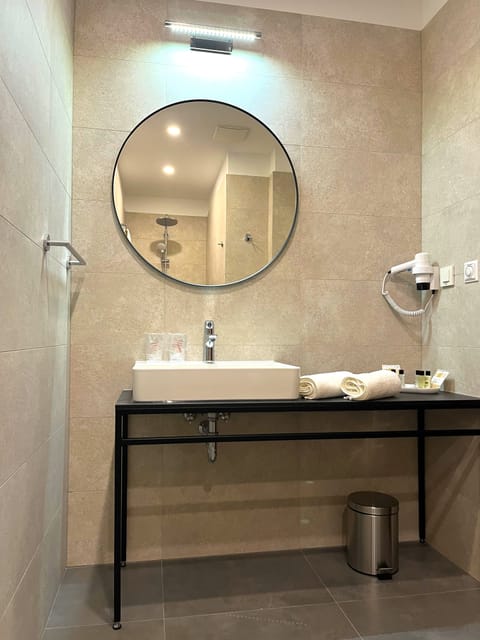 Superior Room, 1 King Bed | Bathroom | Shower, rainfall showerhead, hair dryer, slippers