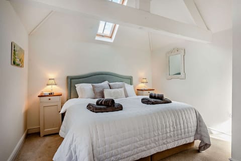 Lower Barn Master Bedroom - StayCotswold