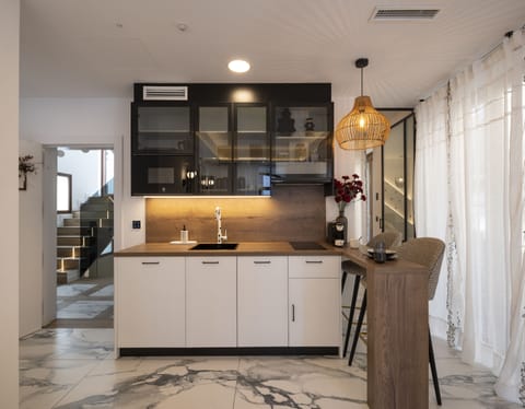 Design Apartment (Folclore) | Private kitchen | Mini-fridge, microwave, stovetop, dishwasher