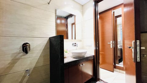 Superior Triple Room | Bathroom | Shower, hair dryer, towels
