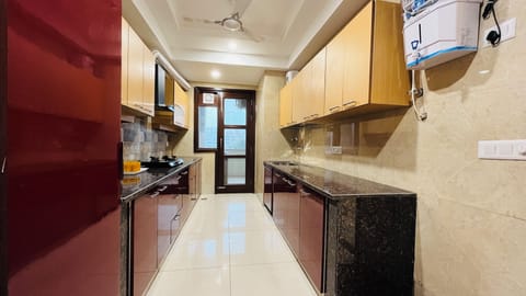 Superior Triple Room | Private kitchen | Stovetop, electric kettle, toaster