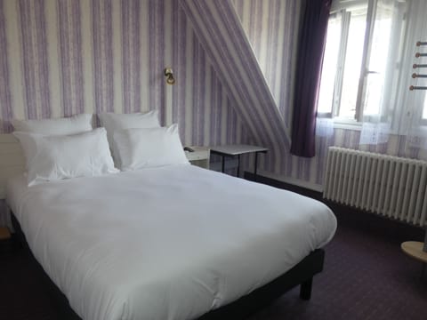 Standard Double Room | Individually decorated, desk, blackout drapes, iron/ironing board