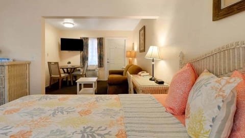 Comfort Studio Suite, 1 Bedroom, Courtyard Area | Blackout drapes, iron/ironing board, free WiFi, bed sheets