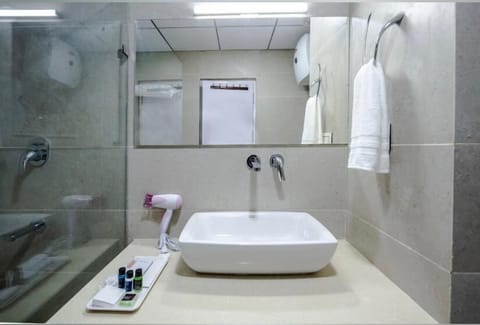 Deluxe Room | Bathroom | Free toiletries, slippers