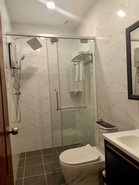 Superior Double Room, 1 Queen Bed | Bathroom | Shower, rainfall showerhead, free toiletries, hair dryer