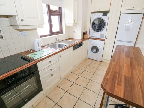 Cottage | Private kitchen | Dishwasher, cookware/dishes/utensils