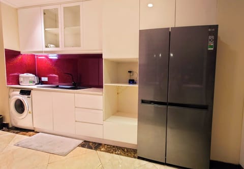 City Apartment | Private kitchen | Full-size fridge, microwave, oven, stovetop