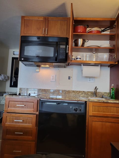 Deluxe Room, 1 King Bed, Kitchenette (Smoke Free) | Private kitchen