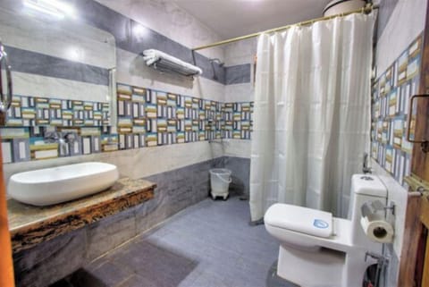 Deluxe Double Room | Bathroom | Rainfall showerhead, designer toiletries, towels, soap