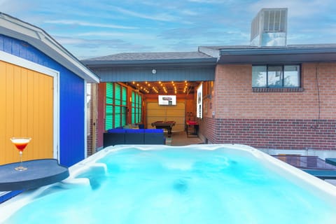 Relax and Unwind in the Hot Tub โ Take a soothing dip in our hot tub and let your worries melt away as you bask in pure relaxation