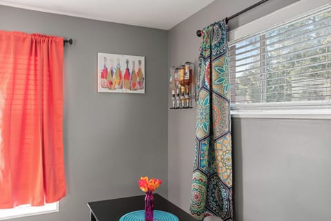 ๐ด Unite for Laughter and Gastronomic Pleasures at the 8-Seater ๐