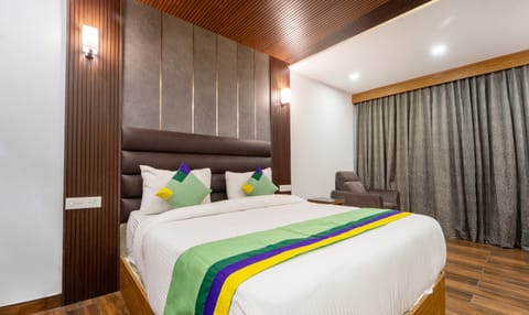 Deluxe Double Room | Desk, bed sheets