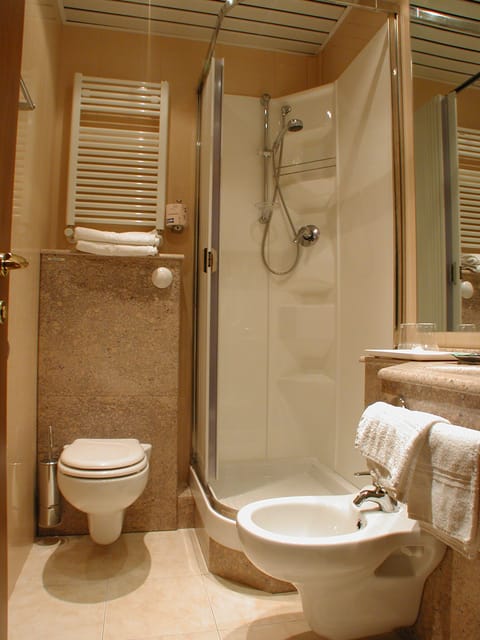 Economy Double or Twin Room, Lagoon View | Bathroom | Shower, rainfall showerhead, hair dryer, bidet