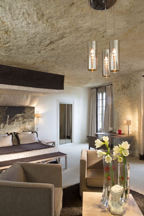 Deluxe Double or Twin Room | Minibar, in-room safe, desk, soundproofing