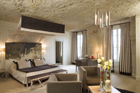 Deluxe Double or Twin Room | Minibar, in-room safe, desk, soundproofing