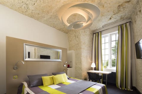 Standard Double or Twin Room | Minibar, in-room safe, desk, soundproofing