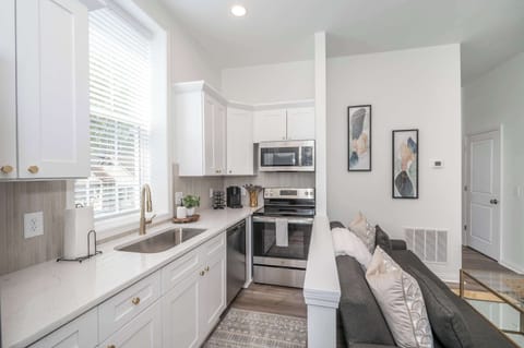 Condo, 1 Queen Bed, Kitchen, Garden View (Covington Charm 201 ) | Private kitchen | Fridge, microwave, oven, stovetop