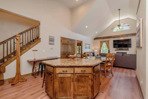 Cabin, Multiple Beds, Jetted Tub | Private kitchen | Fridge, microwave, oven, stovetop