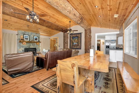 Cabin, Multiple Beds, Hot Tub, Mountain View (Manzanita Cabin) | In-room dining