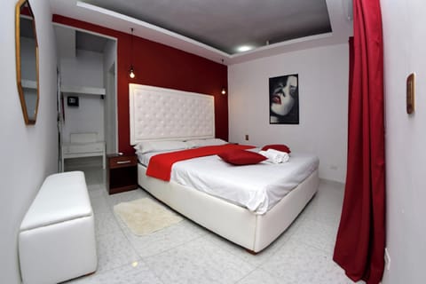 Comfort Double Room | Minibar, in-room safe, individually decorated, individually furnished