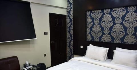 Deluxe Double Room | Iron/ironing board, free WiFi