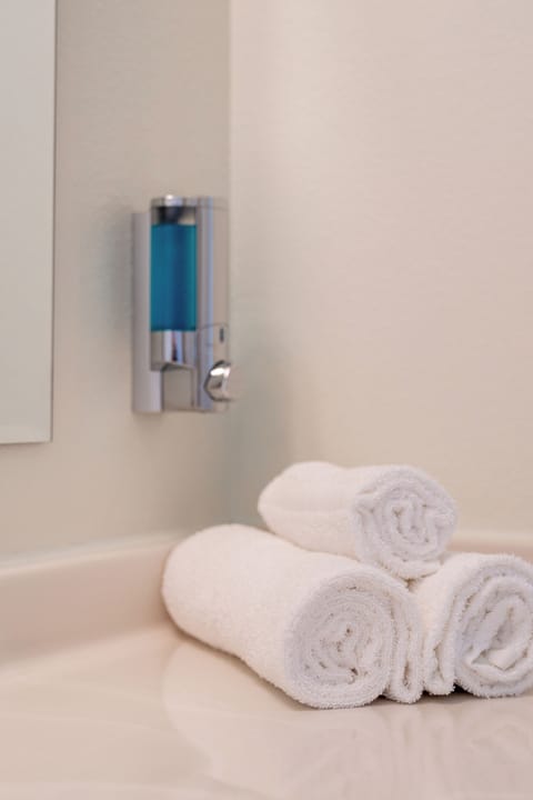 Combined shower/tub, hair dryer, towels