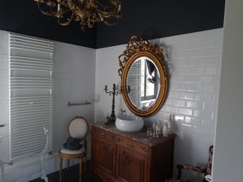 Romantic Quadruple Room, Private Bathroom, Courtyard View (Suite Française) | Bathroom | Towels, soap, shampoo, toilet paper