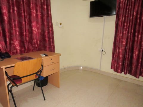 Executive Suite | Desk, laptop workspace, free WiFi, bed sheets