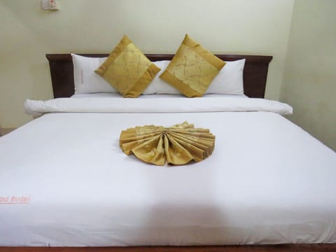 Executive Suite | Desk, laptop workspace, free WiFi, bed sheets