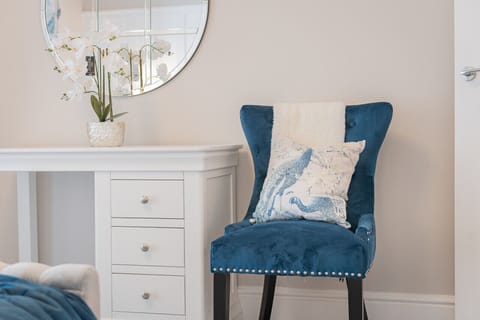 House | 4 bedrooms, desk