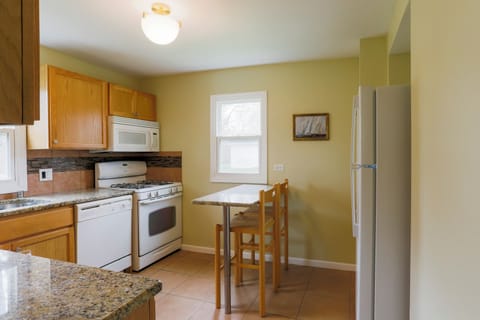 House, Multiple Beds, Patio, Garden View | Private kitchen | Fridge, microwave, oven, stovetop