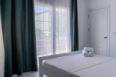 Deluxe Room | Iron/ironing board, free WiFi