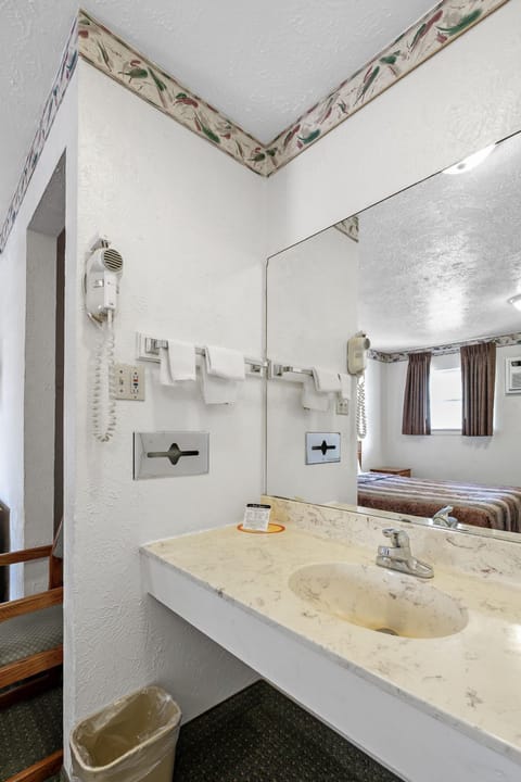 Traditional Single Room | Bathroom | Hair dryer, towels, soap, shampoo