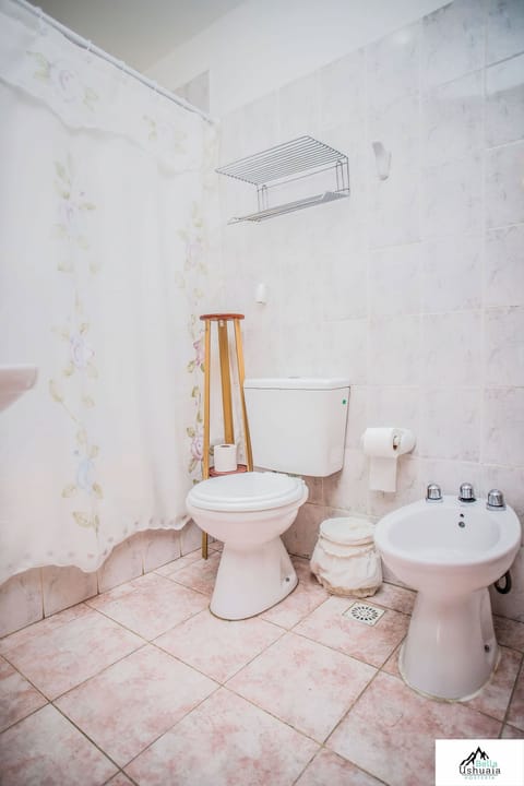 Basic Double or Twin Room | Bathroom | Combined shower/tub, rainfall showerhead, bidet, towels