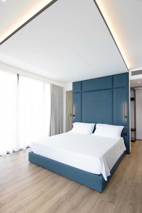 Junior Suite, Sea View | Minibar, in-room safe, desk, blackout drapes