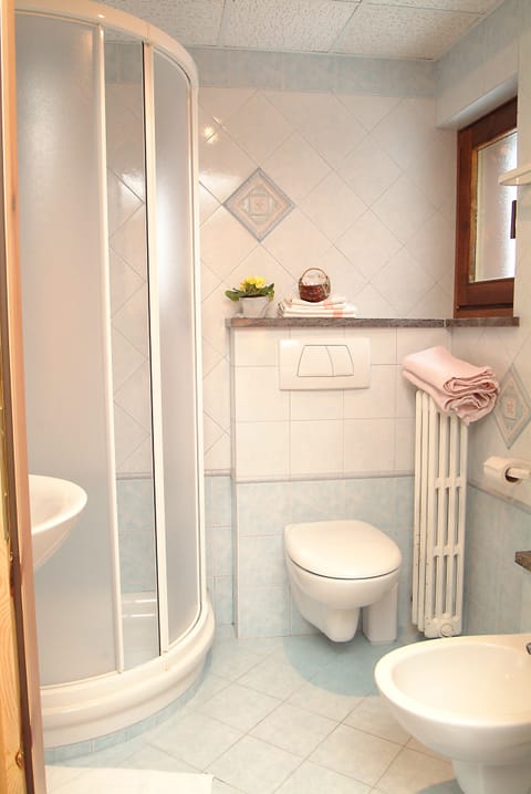 Double Room | Bathroom | Shower, hair dryer, towels