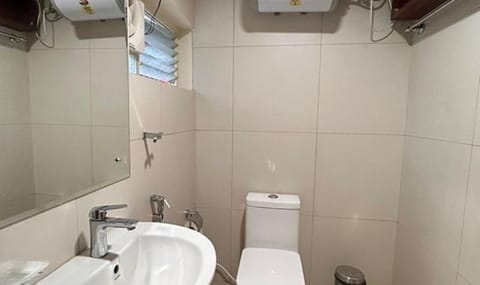 Executive Room, 1 King Bed | Bathroom | Shower, rainfall showerhead, free toiletries, towels