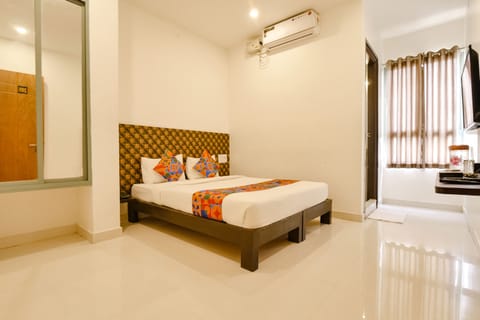 Deluxe Room, 1 Double Bed | Egyptian cotton sheets, premium bedding, in-room safe, desk