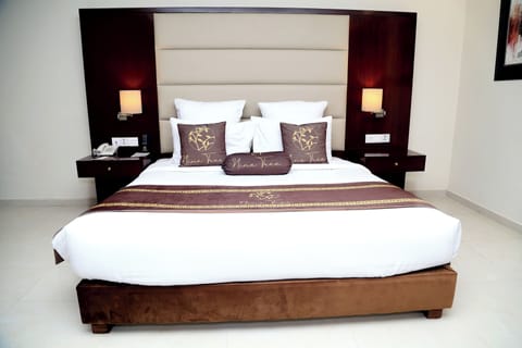 Deluxe Room, 1 Bedroom | In-room safe, individually decorated, individually furnished, desk