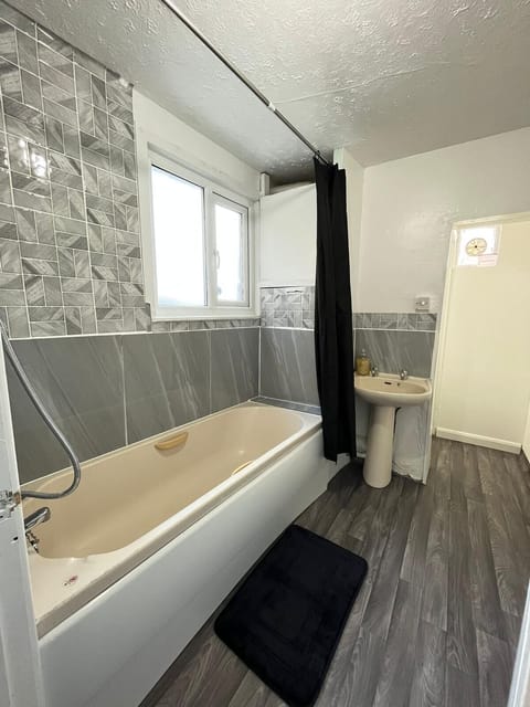 House | Bathroom | Combined shower/tub, deep soaking tub, towels