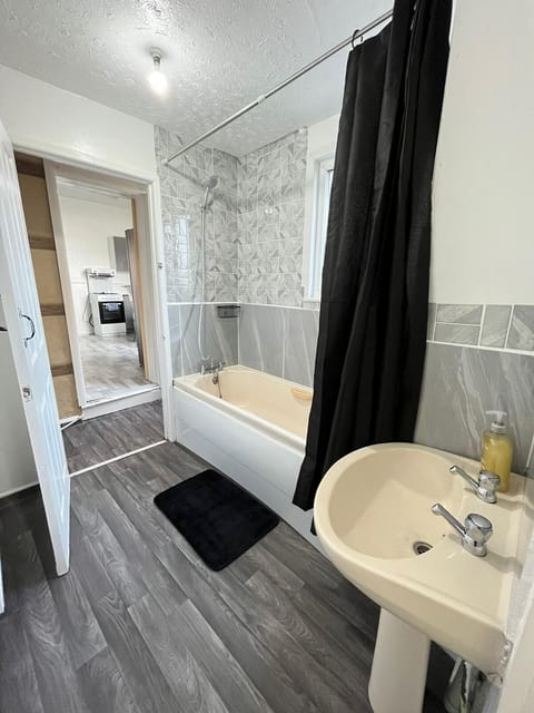 House | Bathroom | Combined shower/tub, deep soaking tub, towels