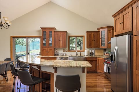 Enjoy the Chef's kitchen with bar seating!
