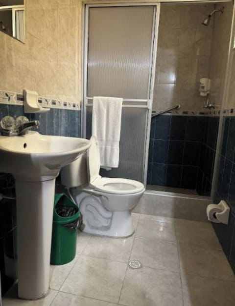 Standard Triple Room | Bathroom | Towels, soap, toilet paper