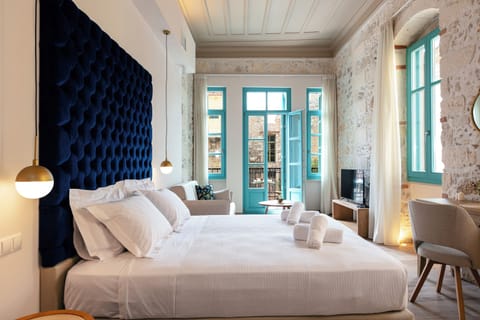 Our majestic room with this beautiful headboard.