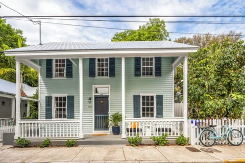 Historic Eyebrow Home Built in 1889