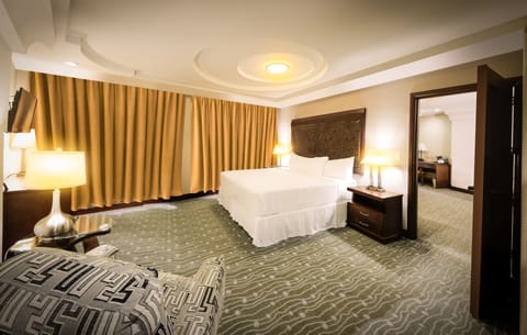 Executive Suite | Premium bedding, down comforters, minibar, in-room safe